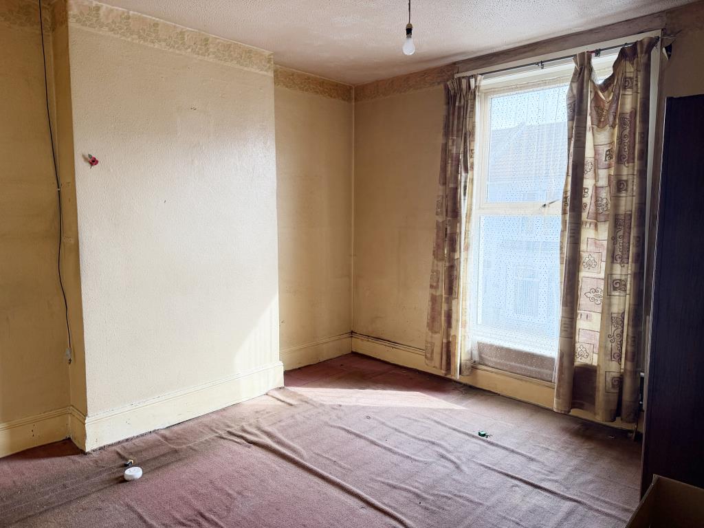 Lot: 133 - THREE-BEDROOM HOUSE IN NEED OF IMPROVEMENT - Bedroom one at front of property